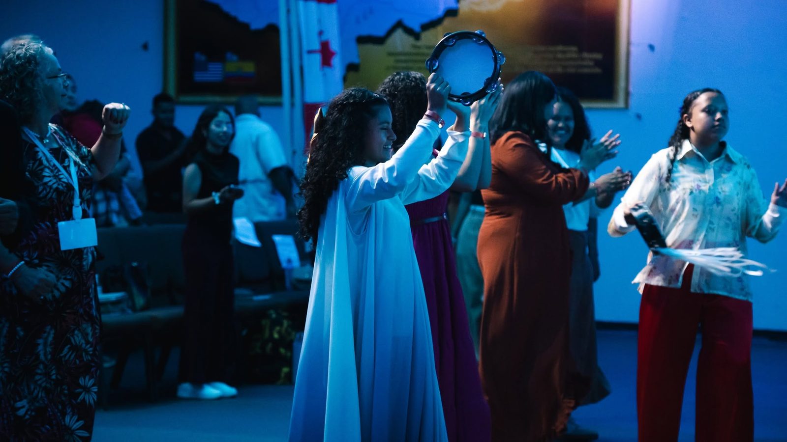 Niña con pandereta en el ministerio de danza